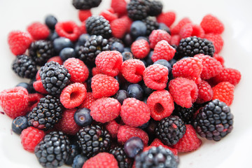 fresh antioxidant food raspberry blueberry blackberry
