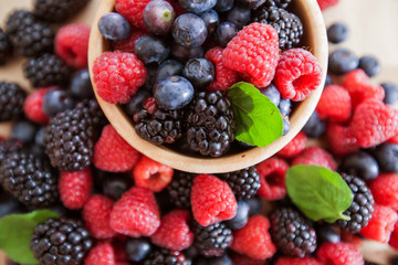 fresh antioxidant food raspberry blueberry blackberry