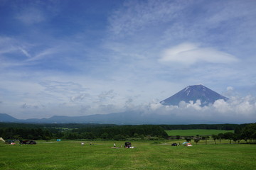 富士山　キャンプ場　芝生　広大な　アウトドア　大空　青空 日本　象徴