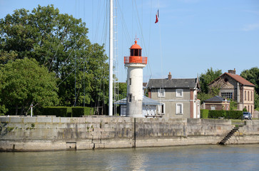 Fototapeta na wymiar Leuchtturm in Honfleur, Normandie