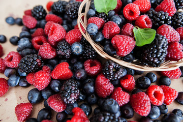 fresh antioxidant food raspberry blueberry blackberry