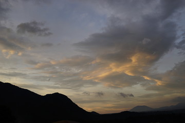 日の出　夕焼け　シルエット　山間部　夕方　夕日　朝焼け　