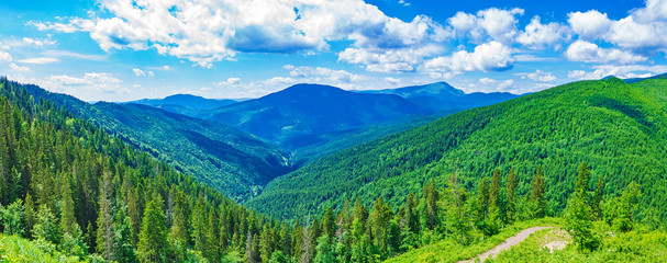 Fototapety  Majestatyczna piękna górska dolina w letni dzień z chmurami i błękitnym niebem