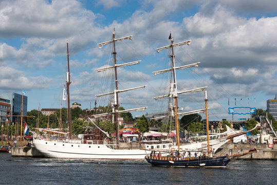 Gro&szlig;segler im Hafen zur Kieler Woche