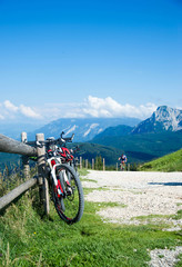 Fototapeta premium Mountainbiken auf den Berg
