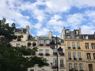 Fototapeta na wymiar Bâtiment haussmannien a Saint-Germain-des-Pres sous un ciel presque bleu