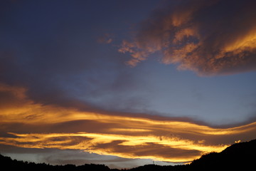 Obraz premium 夕焼け 朝焼け 空 オレンジ色の 雲