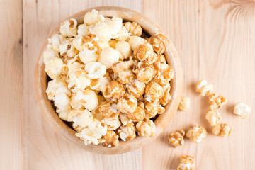 Caramel popcorn in wood bowl.