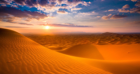 Fototapeta na wymiar The sun set at Sahara desert