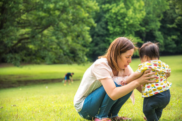 Obraz premium 公園で遊ぶママと赤ちゃん