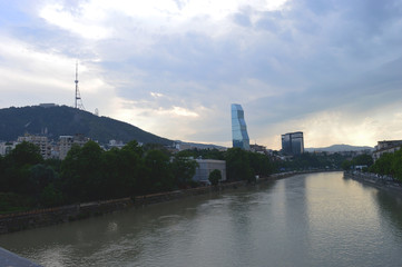 Fototapeta na wymiar Kura river in Tibilisi, Georgia