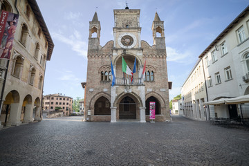 Fototapeta na wymiar Pordenone, Palazzo storico municipale