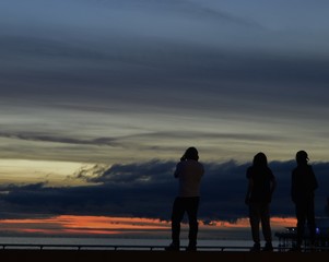 Fototapeta premium Silhouette figures sunset