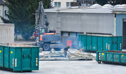 Abriss eines Industriegebäudes mit Schneidbrenner