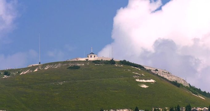 Sacrario militare del monte grappa con nuvove in movimento