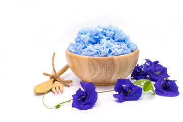 Obraz na płótnie Canvas Rice cooked with blue butterfly pea in wooden bowl isolated on white