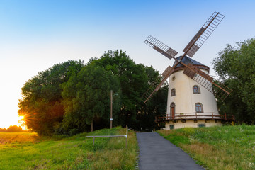 Gohliser Windmühle mit Radweg und Sonnenstrahlen © Mattoff