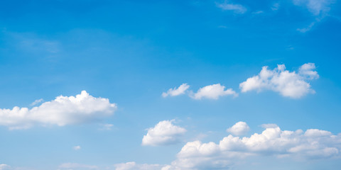 Blauer Himmel mit Wolken
