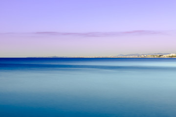 Lever de soleil sur les bords de la mer méditerranée
