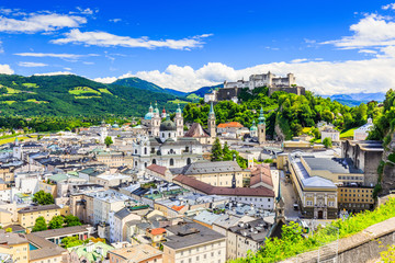 Fototapeta premium Salzburg, Austria. Stare miasto z twierdzą Hohensalzburg i katedrą w Salzburgu.