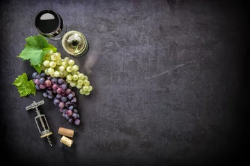 Crédence de cuisine en verre imprimé Vin Wineglasses with grapes and corks