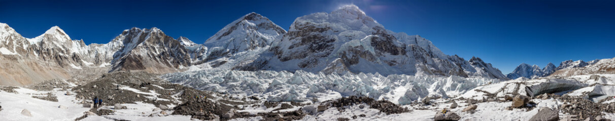 Obraz premium Great panoramic landscapes of the Himalayas at the Everest base camp in the Khumbu Valley in Nepal
