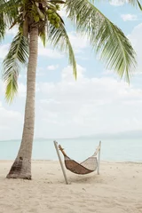 Fotobehang Beige uitzicht op mooie heuvel met palmen rond in tropische omgeving