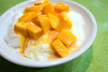 Shaved ice dessert with fresh mango, Taipei, Taiwan　台湾のマンゴーかき氷
