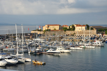 Fototapeta na wymiar Hafen von Ajaccio