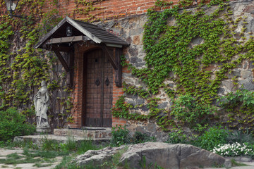 Fototapeta na wymiar Beautiful wooden door leading inside the castle