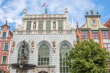 Neptunbrunnen (Fontanna Neptuna) vor dem Danziger Artushof (Dwór Artusa) Gdańsk (Danzig) pomorskie (Pommern) Polska (Polen) © pixs:sell