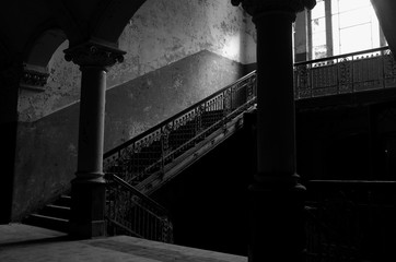 Grote oude stenen trap in de stadsverkenning van het sanatorium Beelitz-Heilstatten