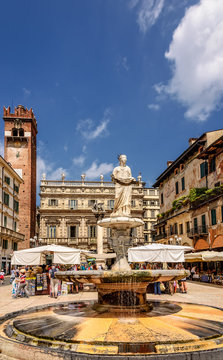 Madonna Verona  Piazza delle Erbe Brunnenfigur Fontana di Madonna Verona Torre del Gardello