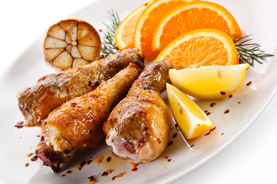 Drumsticks with garlic and fruit