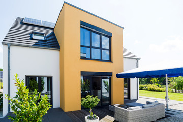 weiß - gelbes Einfamilienhaus