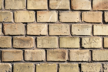 Mauer aus gelben Ziegelsteinen