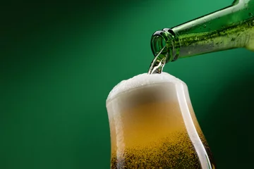 Gartenposter Bier in ein Glas gießen © stokkete