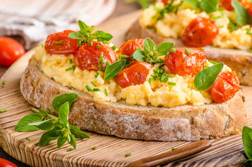 Bread scrambledd eggs