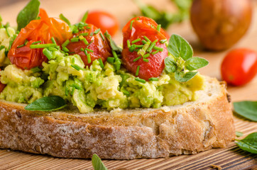 Avocado spread with tomatoes