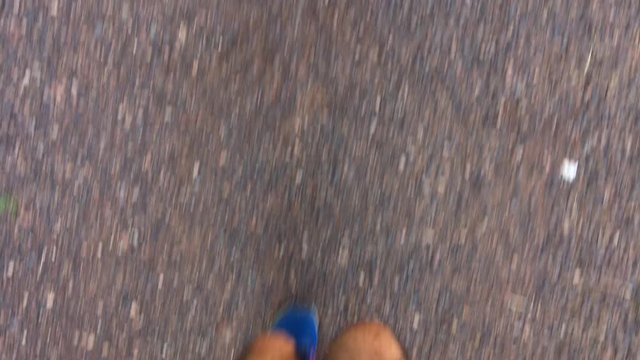 Punto di vista ragazzo che corre alla sera su strada di campagna