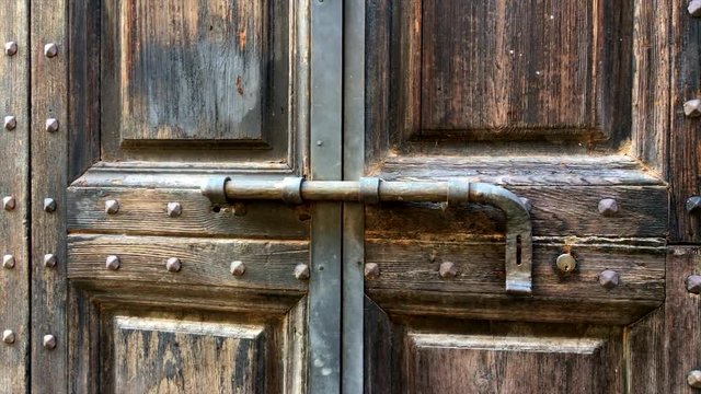 Movimento attorno ad un portone in legno antico 