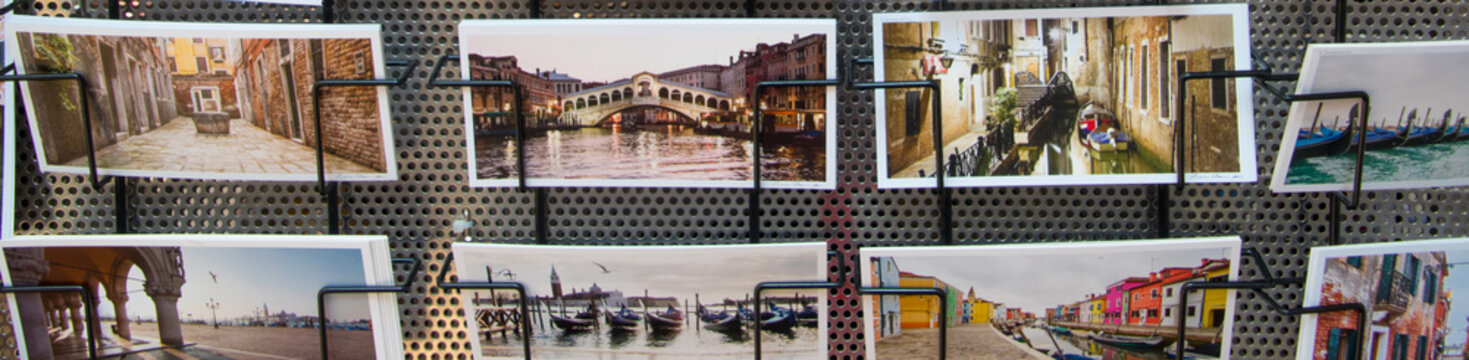 Verkaufsstand mit Ansichtskarten in Venedig