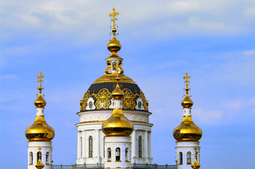 Fototapeta na wymiar The Golden domes of the Russian Orthodox Church close-up. The Church of saints Peter and Fevronia. Donetsk.