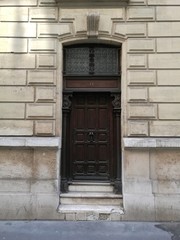 Porte parisienne en bois.