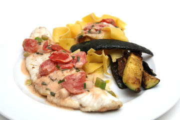 Zanderfilet mit Nudeln und Gemüse