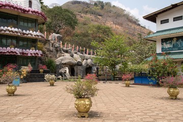 Obraz premium Entrance gate to the Buddhism Museum under the Temple of Dambulla.