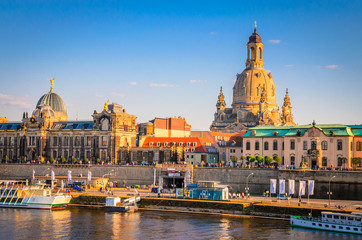 Obraz premium Summer view of the Old Town architecture with Elbe river in Dresden, Saxony, Germany