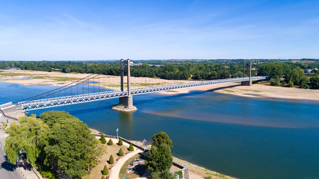 Photographie aérienne du pont suspendu Bretagne-Anjou, à Ancenis