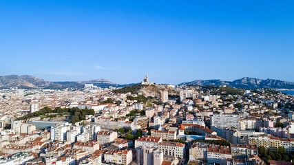 Vue aérienne de Notre Dame de la Garde et du centre ville de Marseille