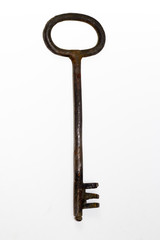 Metall Schlüssel alt und rostig, liegend, isoliert am weißen Hintergrund, Nahaufnahme